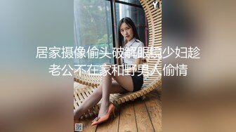 澡堂子偷拍笑起来非常好看的妹子,胸前两盏车灯很耀眼